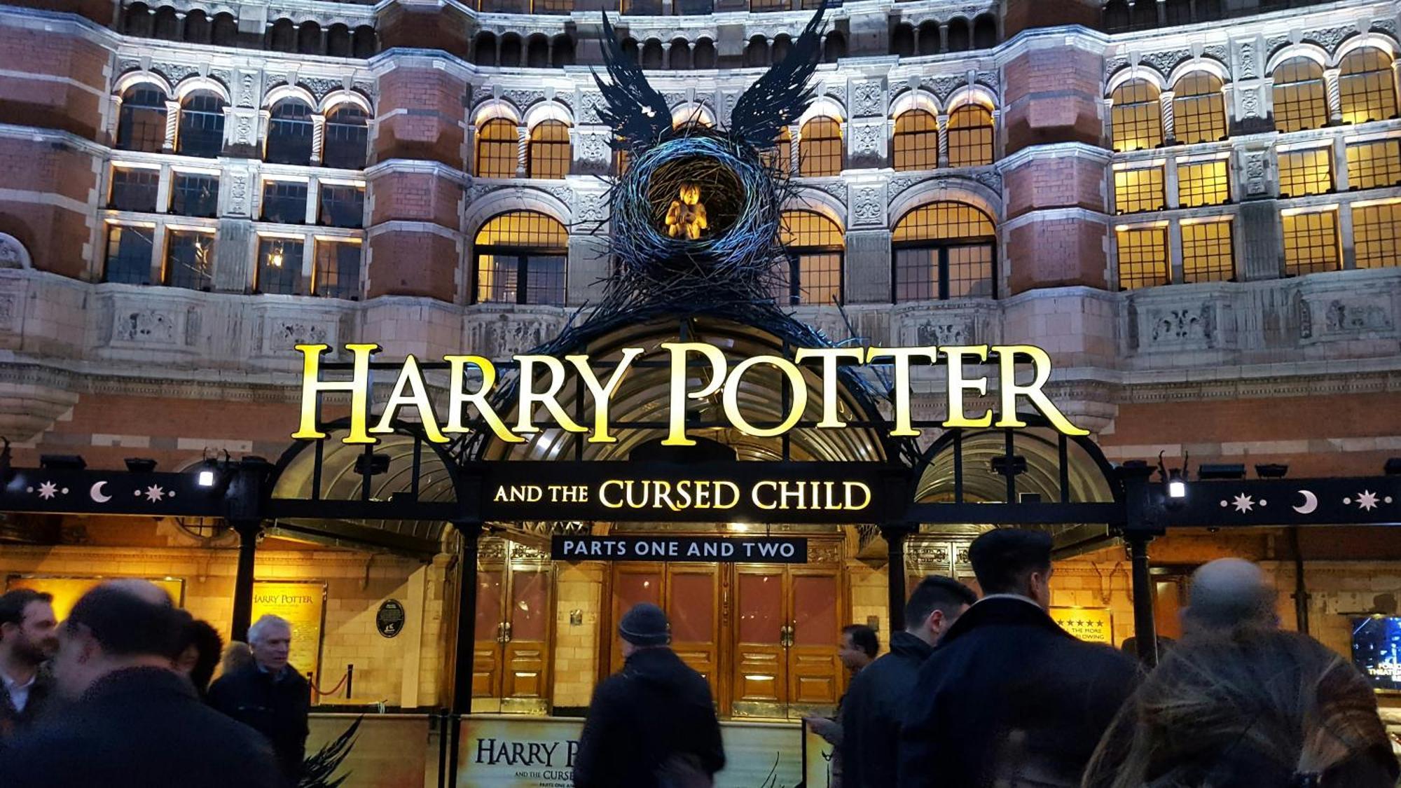 Cool Covent Garden Theatre Design Hub For Families Friends Couples Londres Exterior foto