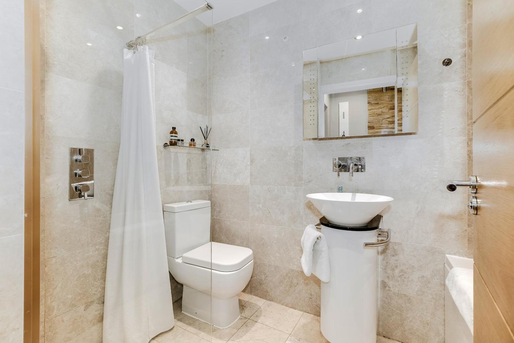 Cool Covent Garden Theatre Design Hub For Families Friends Couples Londres Exterior foto